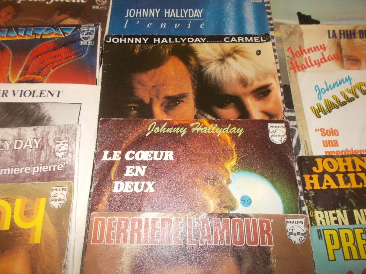 Magnífico lote de 60 discos de vinilo de 45 rpm (sencillos / EP) de Johnny Hallyday. – photo 13